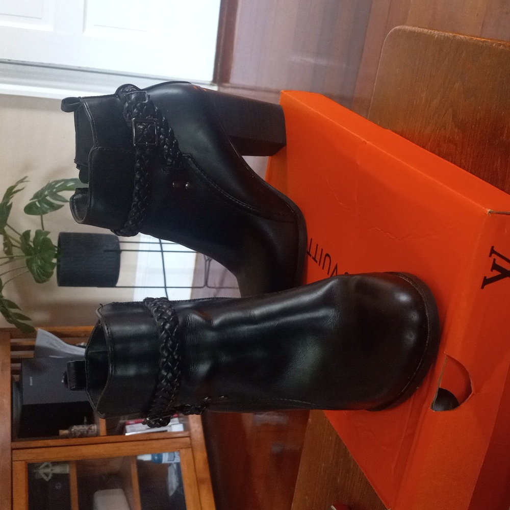 Boots - Picture 2 of 4